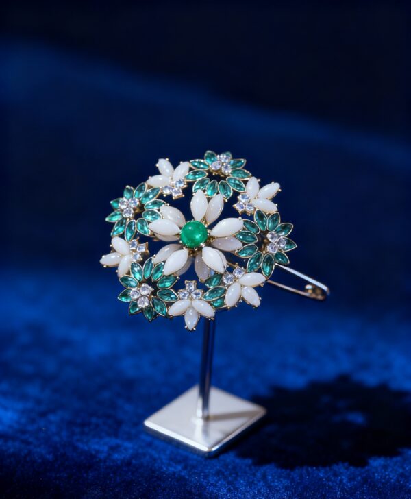 Vintage Enamel Daisy Malachite Brooch (Diamond-Inlaid Forest-Style Light Luxury Design)