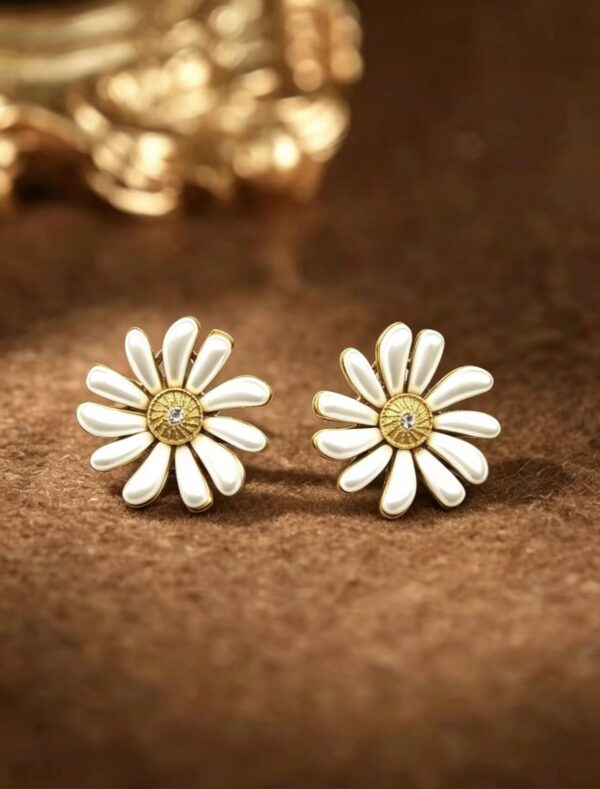 Vintage Daisy Stud Earrings