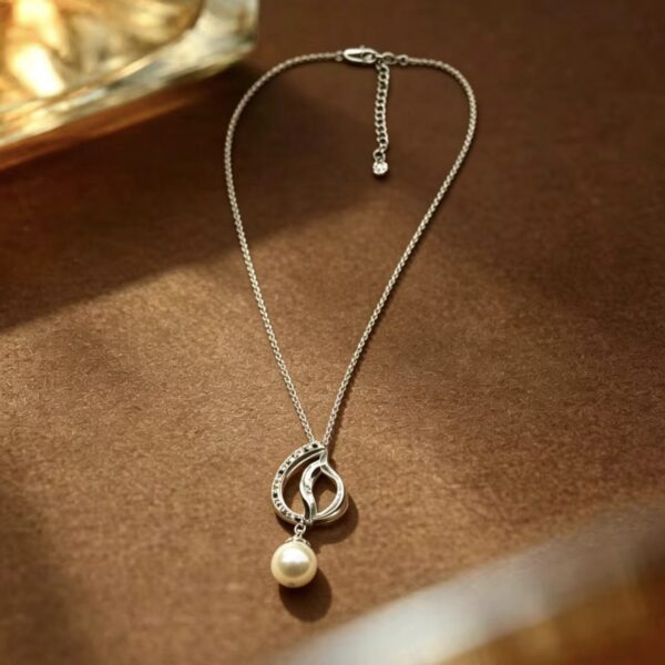 Vintage-inspired Pearl Pendant Necklace